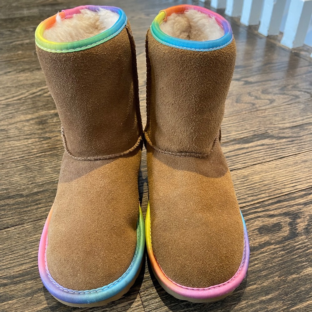 Kids Short Classic UGG Boot with Rainbow Trim
